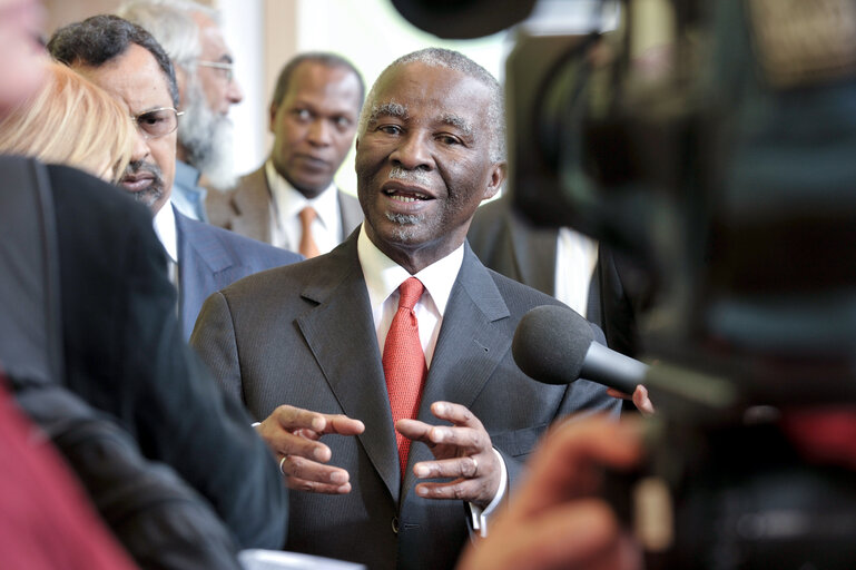 Fotografie 1: Commission des affaires étrangères   Échange de vues avec l'ancien Président de l'Afrique du Sud, Thabo  MBEKI, sur les prochaines élections au Soudan    Committee on Foreign Affairs  Exchange of views with Thabo MBEKI, former President of South Africa, on the forthcoming elections in Sudan