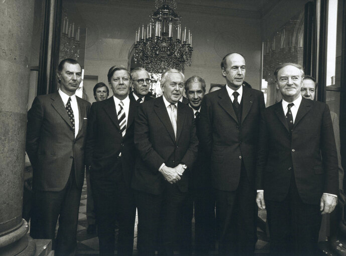 10/12/1974 Les chefs des 9 gouvernements du marché commun sur le perron de l'Elysée Leo Tindemans, Helmut Schmidt, Poul Hartling, Sir Harold Wilson, Aldo Moro, Valéry Giscard d'estaing, Liam Cosgrave et Gaston Thorn