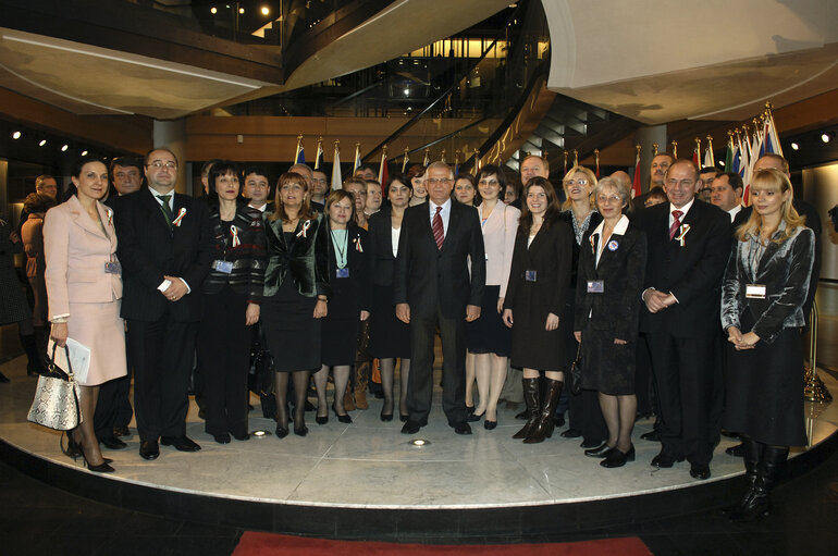 Photo 7: Group picture with the new MEPs from Romania following the enlargement of January 2007