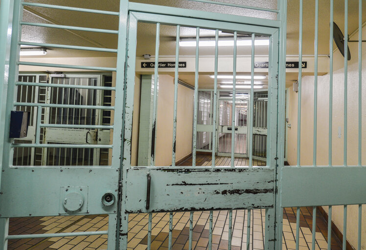 Fotografija 22: Strasbourg detention centre.  Jailhouse corridors.