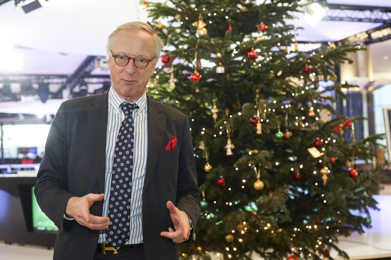 Fotografija 12: MEP Gunnar HOKMARK next to the EP Christmas Tree