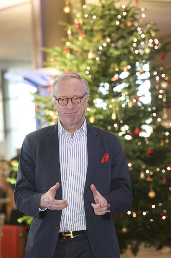 Fotagrafa 3: MEP Gunnar HOKMARK next to the EP Christmas Tree