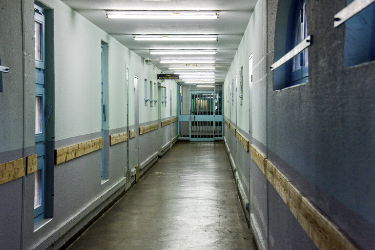 Fotogrāfija 41: Strasbourg detention centre. Jailhouse corridors