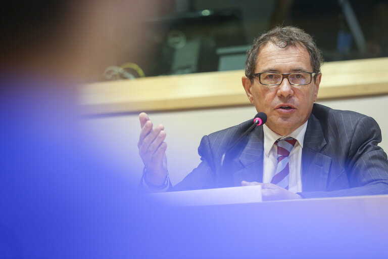 Fotografija 1: MEP Robert ROCHEFORT meets with a group