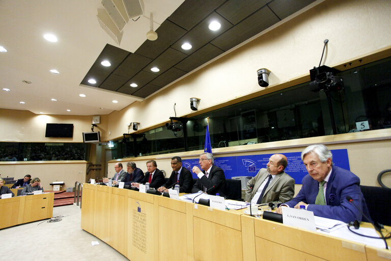 Foto 1: President-designate of the European Commission meets with ECR group