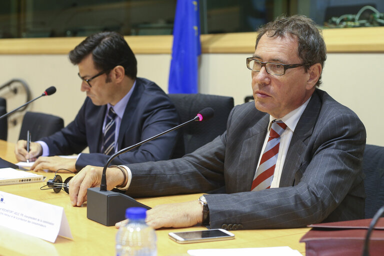 Foto 5: MEP Robert ROCHEFORT meets with a group