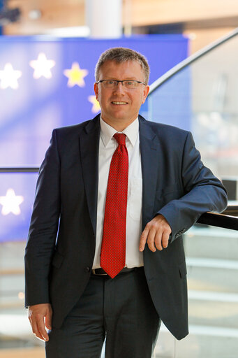 Foto 4: MEP Joachim SCHUSTER in the Strasbourg building