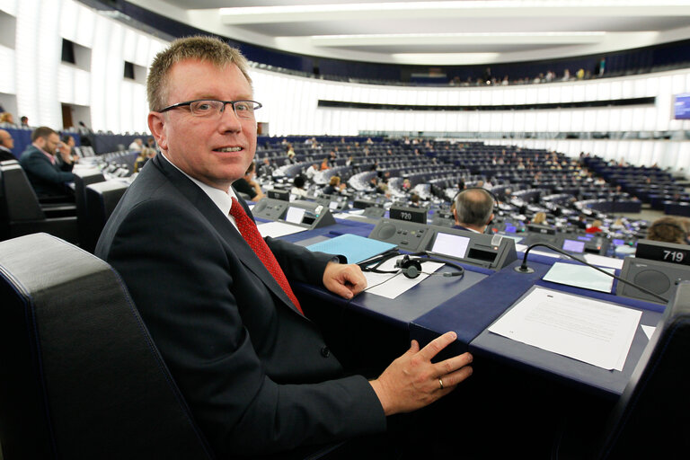 Foto 10: MEP Joachim SCHUSTER in the Strasbourg building