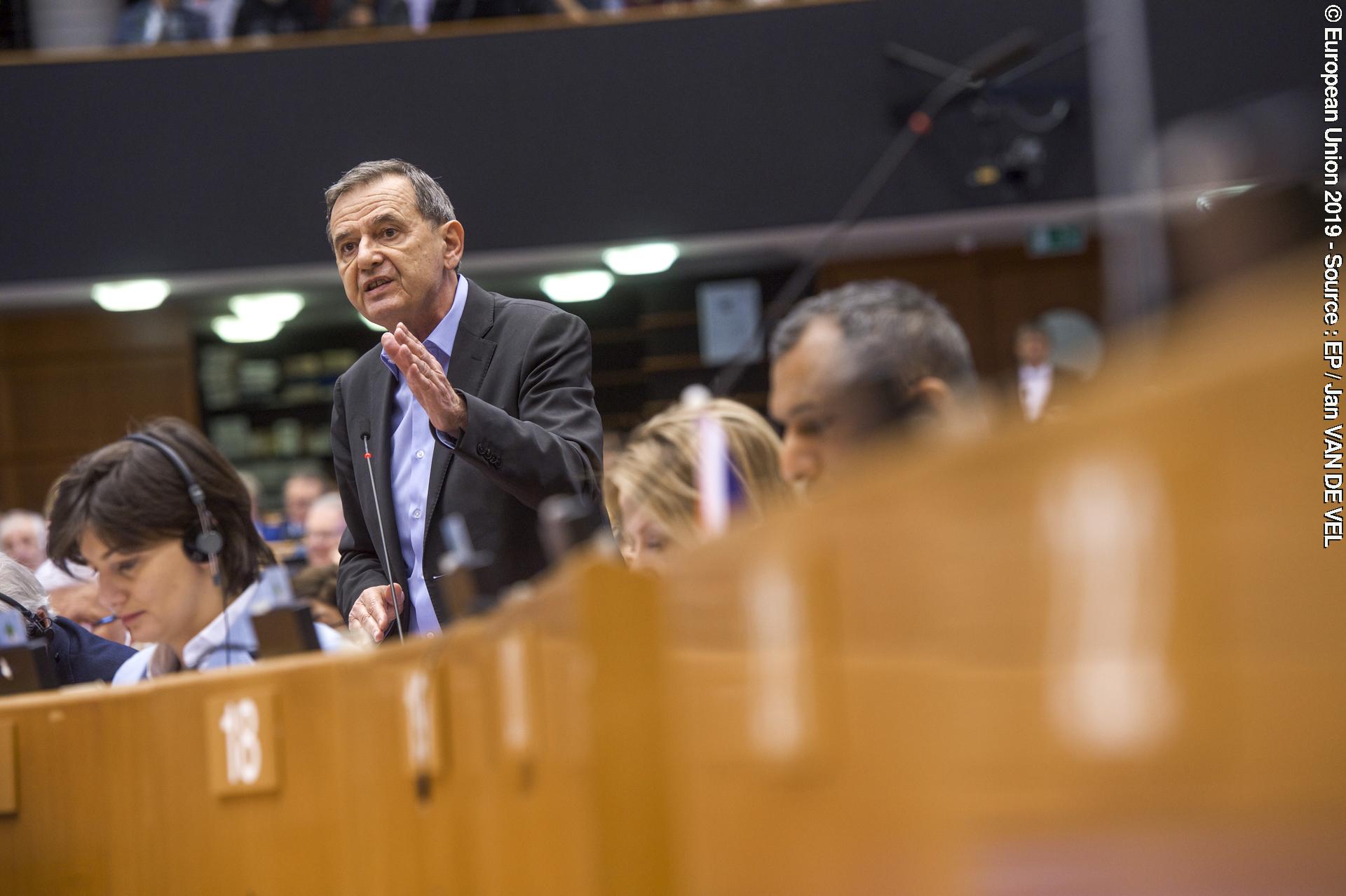 Valokuva 14: Plenary session - VOTES followed by explanations of votes