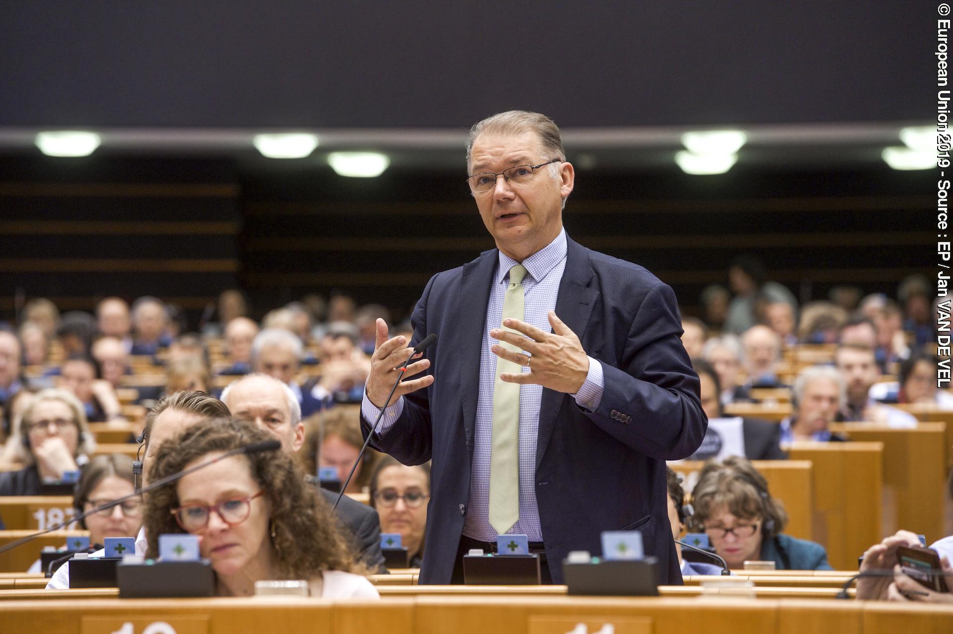 Valokuva 15: Plenary session - VOTES followed by explanations of votes