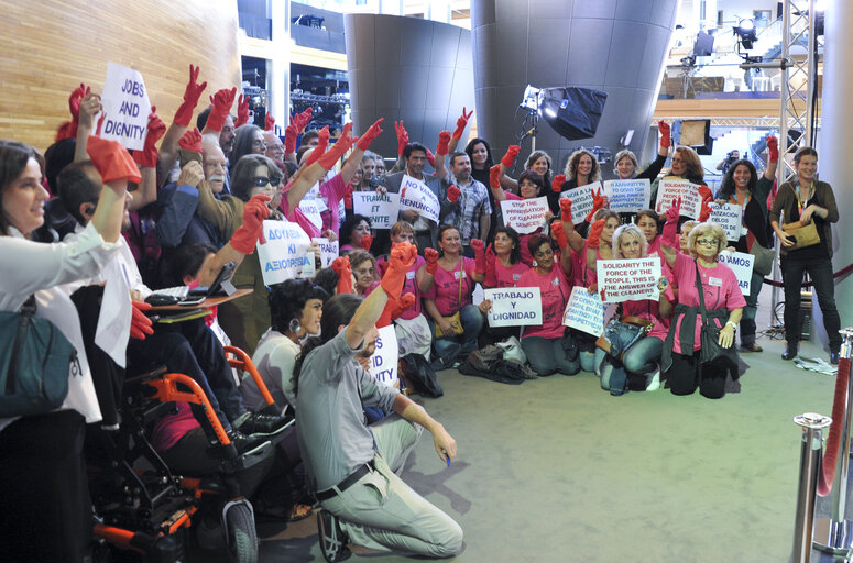 Foto 1: MEPs demonstrating Jobs and dignity, Stop the privatisation of cleaning services