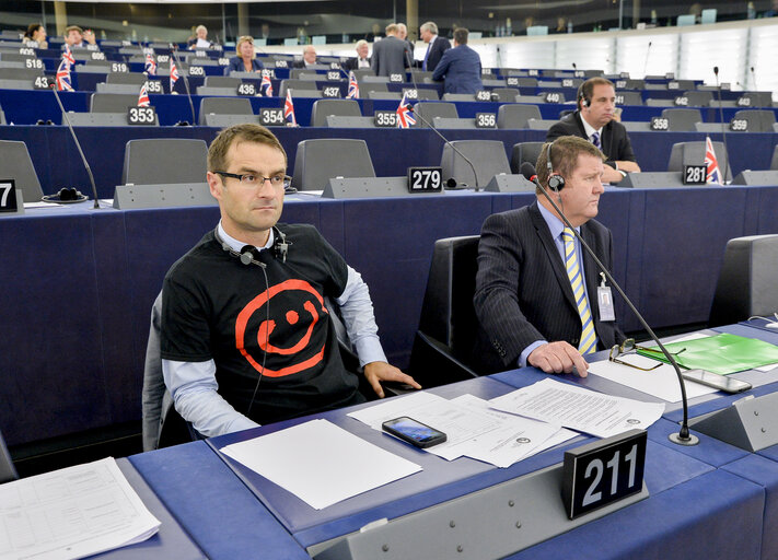 Fotografie 1: Plenary session week 29-2014 - Strasbourg, Situation in Iraq and Syria and the ISIS offensive including the persecution of minorities - Demonstration MEPs wearing a T Shirt #WeAreN