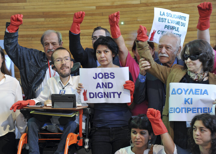 Fotografia 3: MEPs demonstrating Jobs and dignity, Stop the privatisation of cleaning services