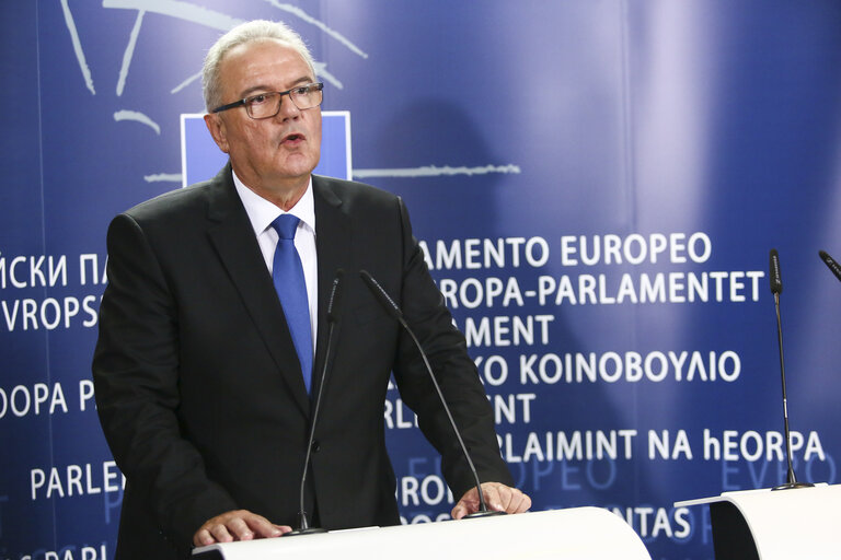 Foto 2: Press conference following the Hearing of Commissioner-designate for International  Cooperation and Development