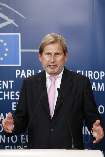 Снимка 20: Press Conference following the Hearing of Commissioner-designate for European Neighbourhood Policy and Enlargement Negotiations - AFET