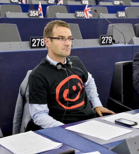 Fotografie 2: Plenary session week 29-2014 - Strasbourg, Situation in Iraq and Syria and the ISIS offensive including the persecution of minorities - Demonstration MEPs wearing a T Shirt #WeAreN