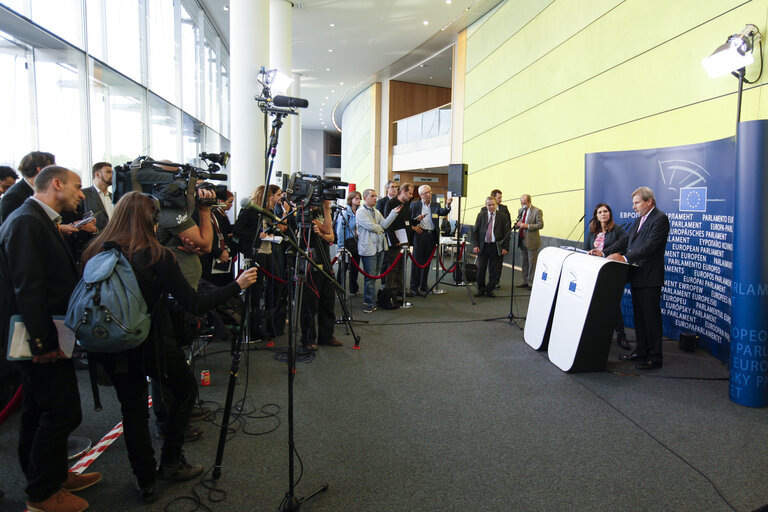 Fotogrāfija 15: Press Conference following the Hearing of Commissioner-designate for European Neighbourhood Policy and Enlargement Negotiations - AFET