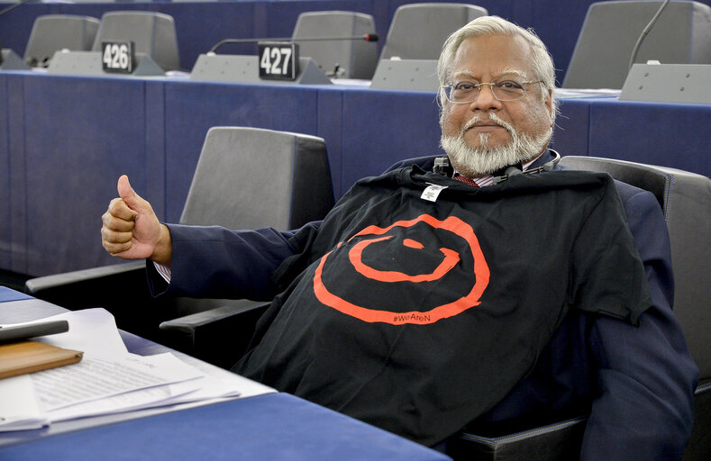 Fotografie 4: Plenary session week 29-2014 - Strasbourg, Situation in Iraq and Syria and the ISIS offensive including the persecution of minorities - Demonstration MEPs wearing a T Shirt #WeAreN