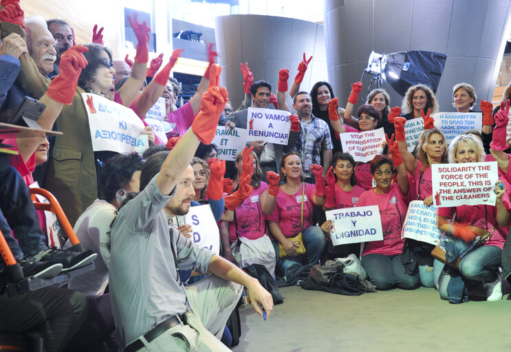 Fotografia 2: MEPs demonstrating Jobs and dignity, Stop the privatisation of cleaning services