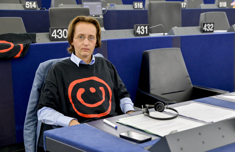 Fotografie 5: Plenary session week 29-2014 - Strasbourg, Situation in Iraq and Syria and the ISIS offensive including the persecution of minorities - Demonstration MEPs wearing a T Shirt #WeAreN