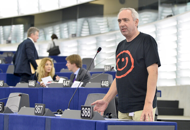 Fotografie 8: Plenary session week 29-2014 - Strasbourg, Situation in Iraq and Syria and the ISIS offensive including the persecution of minorities - Demonstration MEPs wearing a T Shirt #WeAreN