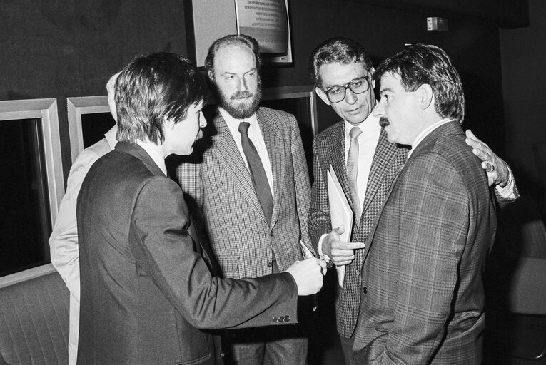 Foto 2: Meeting ' La presse libre: Porte parole de l'autre Europe ' at the European Parliament in Strasbourg in May 1987