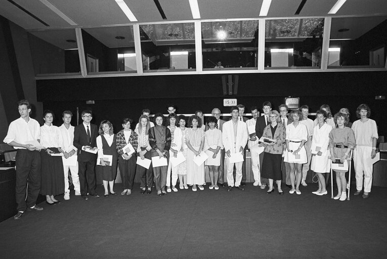 Valokuva 2: Presentation of medals by deputies