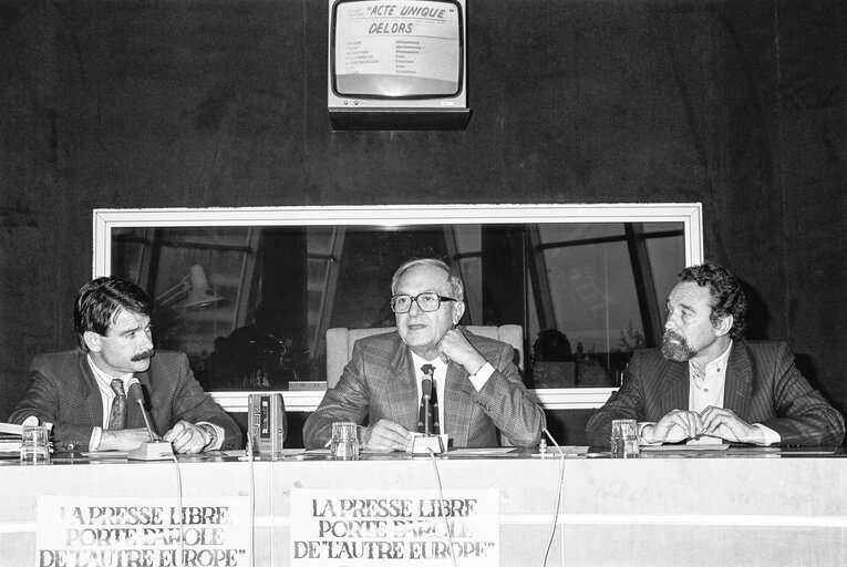 Foto 3: Meeting ' La presse libre: Porte parole de l'autre Europe ' at the European Parliament in Strasbourg in May 1987