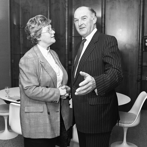 Fotografie 2: Lord PLUMB - EP President meets with Lynda CHALKER, British Minister for European Affairs at the European Parliament in Strasbourg