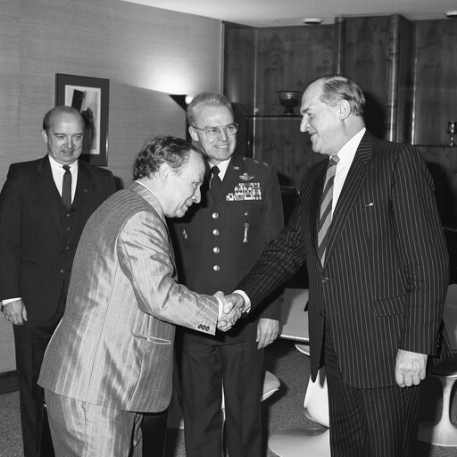 Foto 21: Lord PLUMB - EP President meets with guests at the European Parliament in Strasbourg