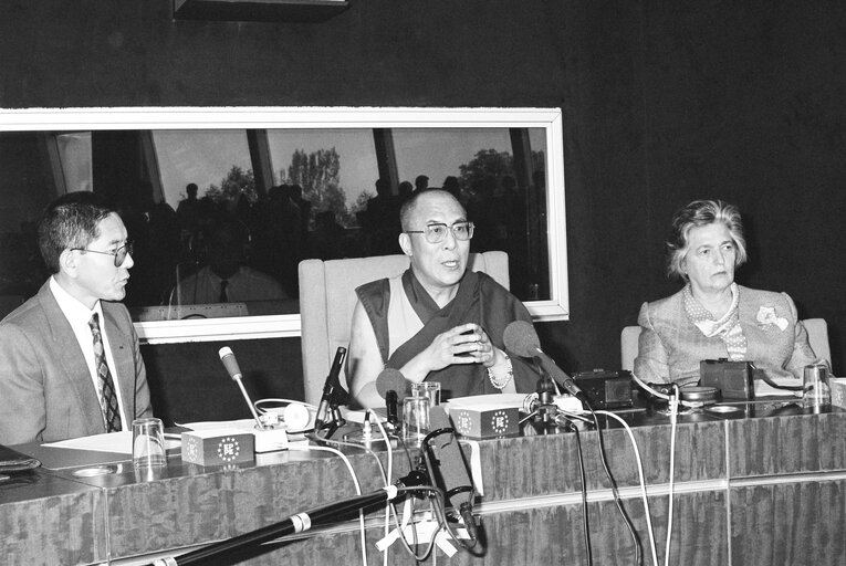 Снимка 2: Visit of the Dalai Lama at the European Parliament in Strasbourg. Press Conference