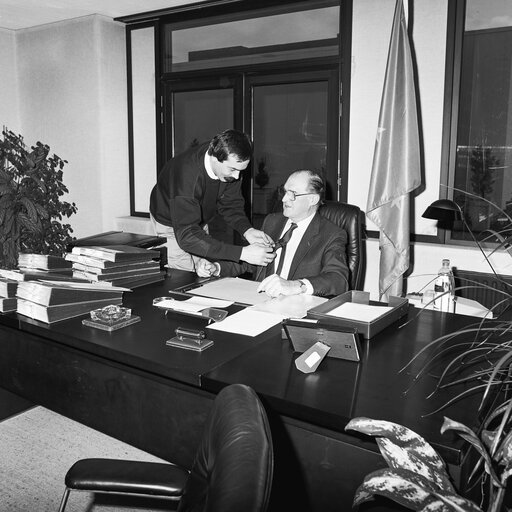 Fotografi 7: EP President records his New Year wishes speech in December 1988