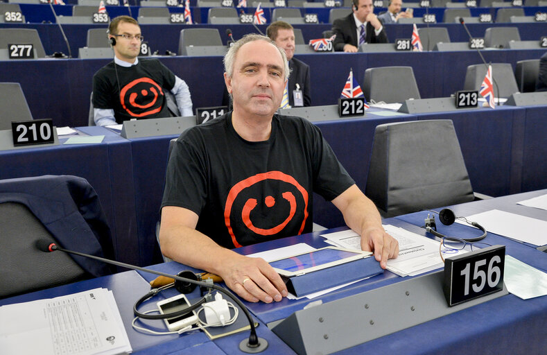 Fotografie 6: Plenary session week 29-2014 - Strasbourg, Situation in Iraq and Syria and the ISIS offensive including the persecution of minorities - Demonstration MEPs wearing a T Shirt #WeAreN