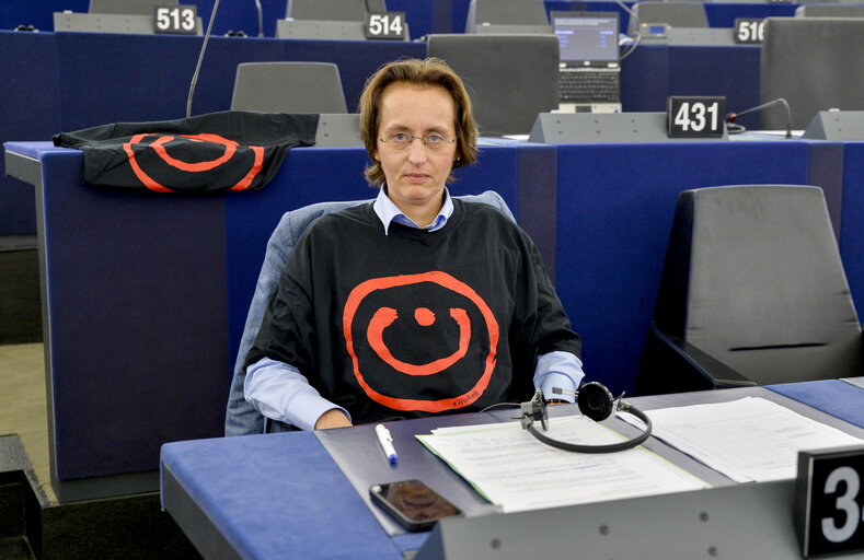 Fotografie 7: Plenary session week 29-2014 - Strasbourg, Situation in Iraq and Syria and the ISIS offensive including the persecution of minorities - Demonstration MEPs wearing a T Shirt #WeAreN