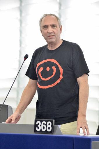 Fotografie 9: Plenary session week 29-2014 - Strasbourg, Situation in Iraq and Syria and the ISIS offensive including the persecution of minorities - Demonstration MEPs wearing a T Shirt #WeAreN