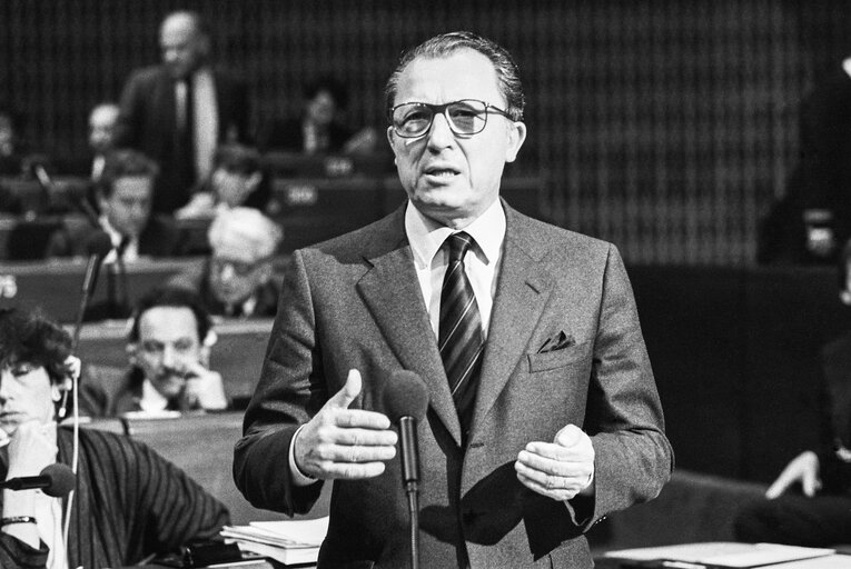 Fotografi 1: Jacques DELORS - EC President at the European Parliament in Strasbourg in May 1987