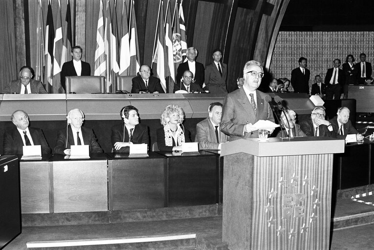 Greek President Christos SARTZETAKIS makes an official visit to the EP in November 1988