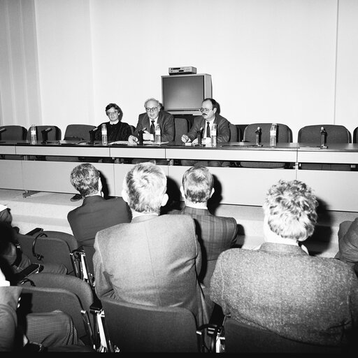 Foto 3: MEP Horst SEEFELD meets with a group of visitors in December 1988