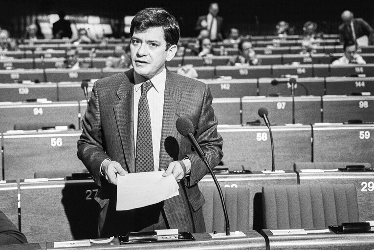 Fotografi 6: MEP Enrique BARON CRESPO at the European Parliament in Strasbourg in May 1987