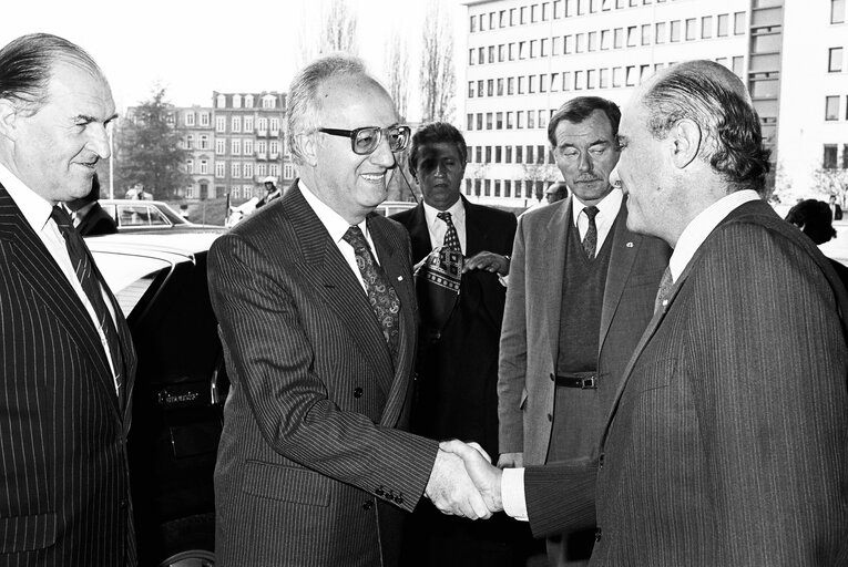 Foto 7: Greek President Christos SARTZETAKIS makes an official visit to the EP in November 1988