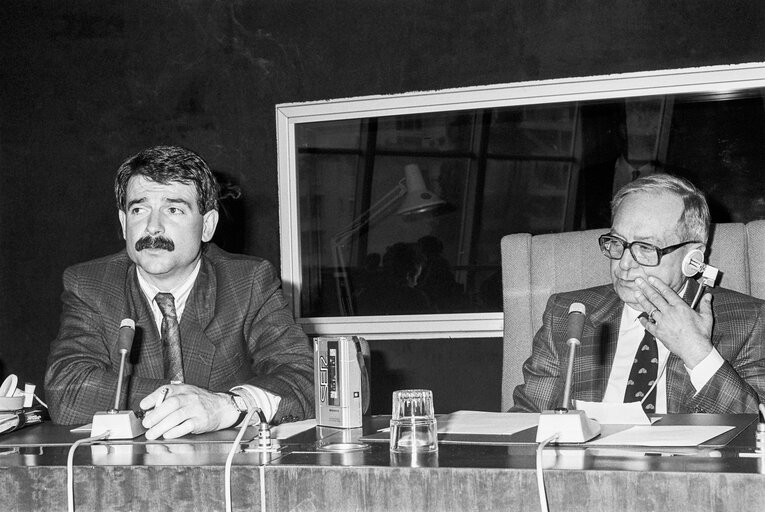 Foto 8: Meeting ' La presse libre: Porte parole de l'autre Europe ' at the European Parliament in Strasbourg in May 1987