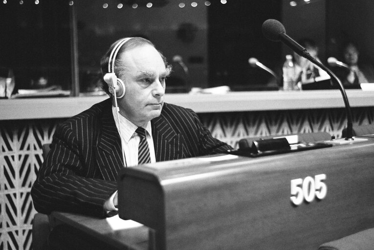 Fotografie 17: The MEP Amedee TURNER during a session in the hemicycle of Strasbourg in November 1988