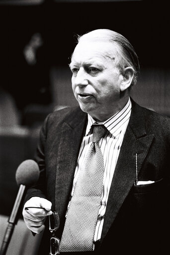 Снимка 25: THe Delegue Sir Derek WALKER-SMITH during a session in Srasbourg on March 1977.