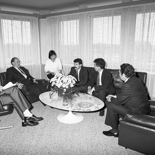 Valokuva 3: Lord PLUMB - EP President meets with Secretary General of the Spanish Communist Party at the European Parliament in Strasbourg in May 1987