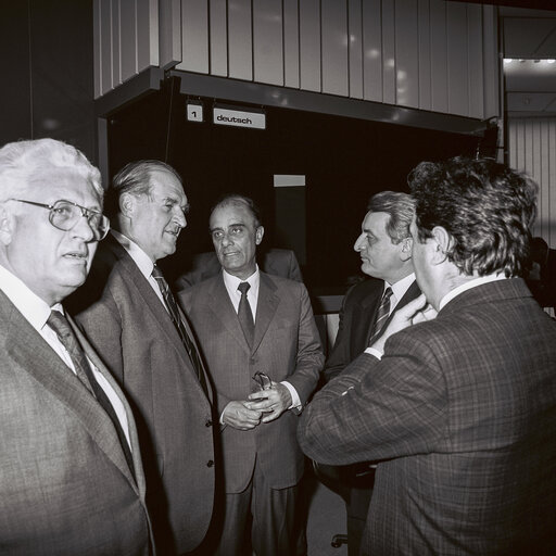 Fotografia 3: EP President, the Lord PLUMB meets with an Italian delegation