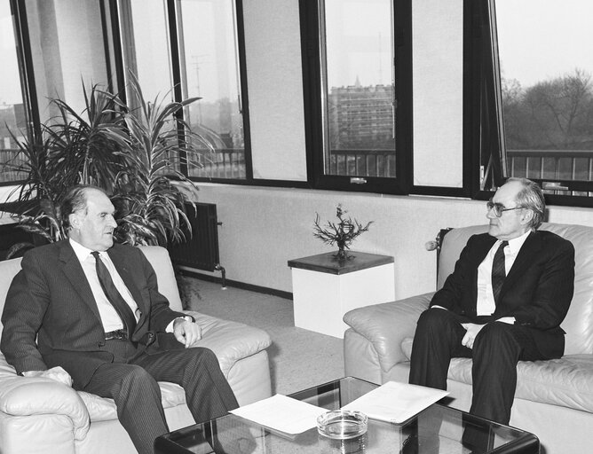 Nuotrauka 2: Lord PLUMB - EP President meets with Peter SCHMIDHUBER, Commissioner in charge of Budget at the European Parliament in Brussels in January 1989