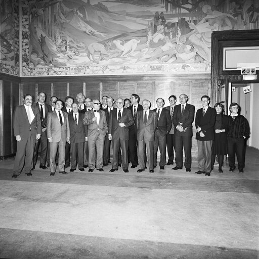 Foto 4: MEP Horst SEEFELD meets with a group of visitors in December 1988