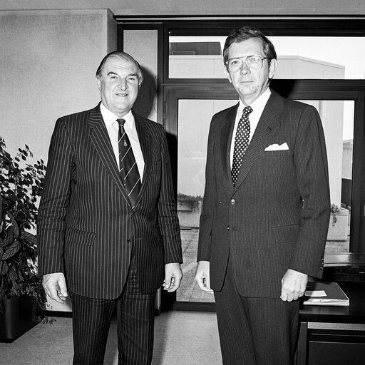 Fotogrāfija 4: Lord PLUMB - EP President meets with guest at the European Parliament in Brussels