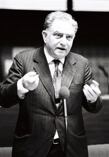 Снимка 13: The delegue Luigi NOE during a session in Strasbourg in March 1977.