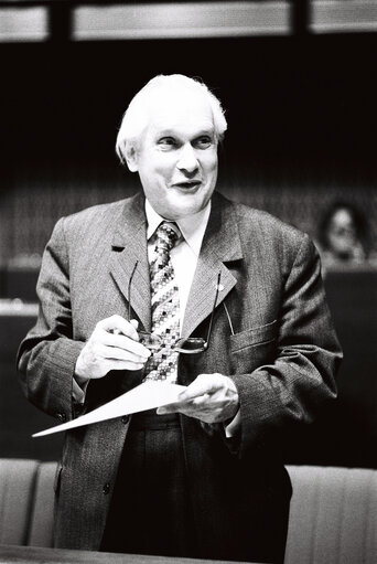 Fotografija 48: The delegue Erwin LANGE during a session in Strasbourg in March 1977.